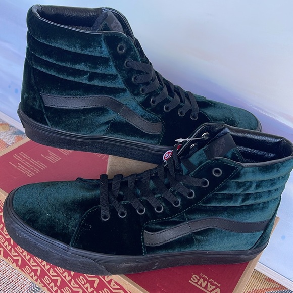 Vans WMNS Sk8-Hi Velvet Green/Black
VN0A4BVT203
Sneakers - Picture 10 of 16